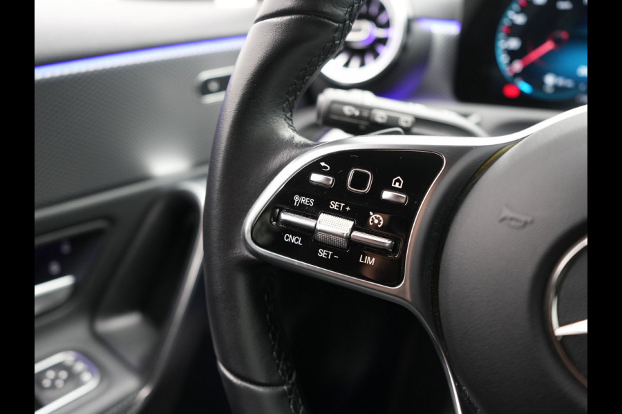 Mercedes-Benz A-Klasse 250 e Progressive PHEV 218pk Dealer O.H. | Camera | Lederen Sportstoelen Ventilatie & Verwarmd | Burmester Audio | Blis | Sfeerverlichting | Apple Carplay | LED Koplampen | Cruise Control | Navigatie | DAB | 19"L.M | Plug In Hybrid