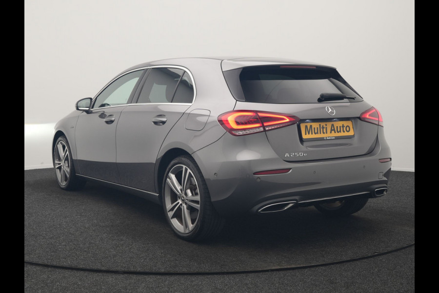 Mercedes-Benz A-Klasse 250 e Progressive PHEV 218pk Dealer O.H. | Camera | Lederen Sportstoelen Ventilatie & Verwarmd | Burmester Audio | Blis | Sfeerverlichting | Apple Carplay | LED Koplampen | Cruise Control | Navigatie | DAB | 19"L.M | Plug In Hybrid