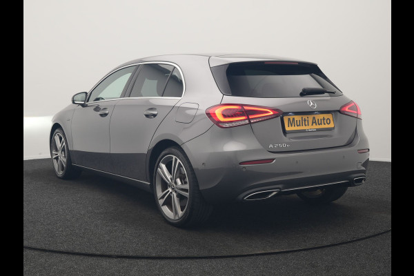 Mercedes-Benz A-Klasse 250 e Progressive PHEV 218pk Dealer O.H. | Camera | Lederen Sportstoelen Ventilatie & Verwarmd | Burmester Audio | Blis | Sfeerverlichting | Apple Carplay | LED Koplampen | Cruise Control | Navigatie | DAB | 19"L.M | Plug In Hybrid