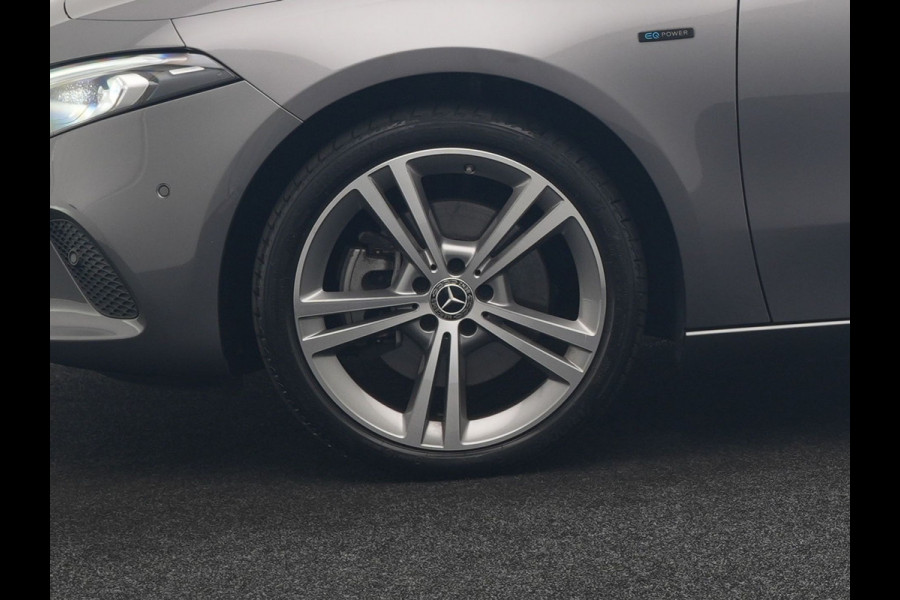 Mercedes-Benz A-Klasse 250 e Progressive PHEV 218pk Dealer O.H. | Camera | Lederen Sportstoelen Ventilatie & Verwarmd | Burmester Audio | Blis | Sfeerverlichting | Apple Carplay | LED Koplampen | Cruise Control | Navigatie | DAB | 19"L.M | Plug In Hybrid