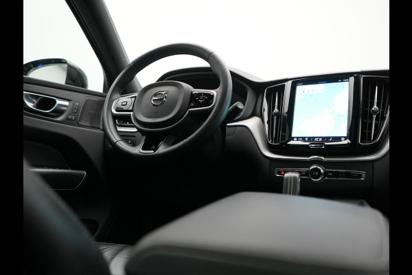 Volvo XC60 T6 AWD R-Design PHEV 340pk Dealer O.H. | Panodak | Adaptive Cruise | Head Up | 360 Camera | Harman / Kardon | Lederen Sportstoelen Memory & Verwarmd | Stuur Verwarmd | Google Assistent | Keyless | Apple Carplay | Navigatie | DAB | Plug In Hybrid |