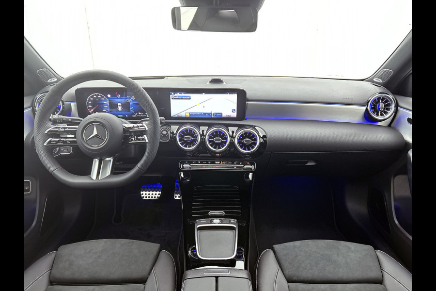 Mercedes-Benz A-Klasse 250 e 140 Year Edition | Premium Plus | Parkeerpakket | Panoramaschuifdak | 360° camera | Burmester surround sound system | 19 inch multispaaks lichtmetalen AMG-velgen |