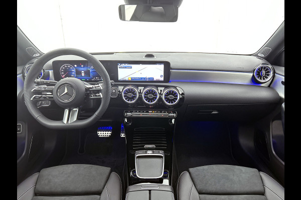Mercedes-Benz A-Klasse 250 e 140 Year Edition | Premium Plus | Parkeerpakket | Panoramaschuifdak | 360° camera | Burmester surround sound system | 19 inch multispaaks lichtmetalen AMG-velgen |