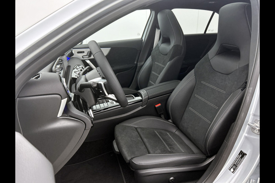 Mercedes-Benz A-Klasse 250 e 140 Year Edition | Premium Plus | Parkeerpakket | Panoramaschuifdak | 360° camera | Burmester surround sound system | 19 inch multispaaks lichtmetalen AMG-velgen |