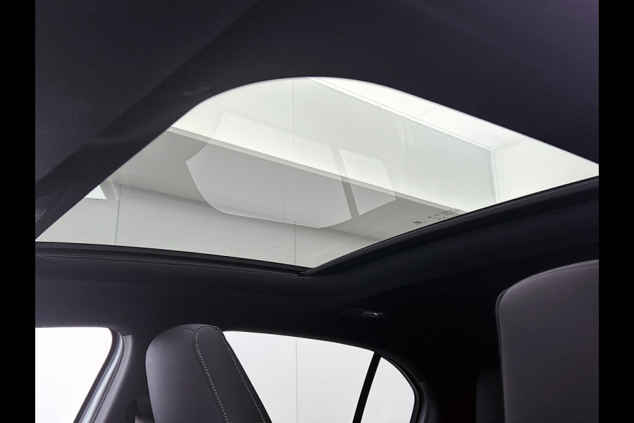 Mercedes-Benz A-Klasse 250 e 140 Year Edition | Premium Plus | Parkeerpakket | Panoramaschuifdak | 360° camera | Burmester surround sound system | 19 inch multispaaks lichtmetalen AMG-velgen |