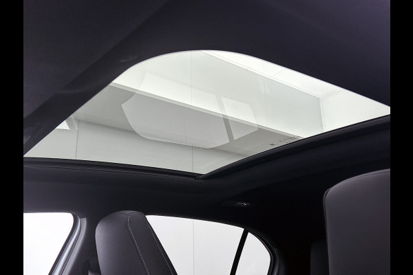 Mercedes-Benz A-Klasse 250 e 140 Year Edition | Premium Plus | Parkeerpakket | Panoramaschuifdak | 360° camera | Burmester surround sound system | 19 inch multispaaks lichtmetalen AMG-velgen |