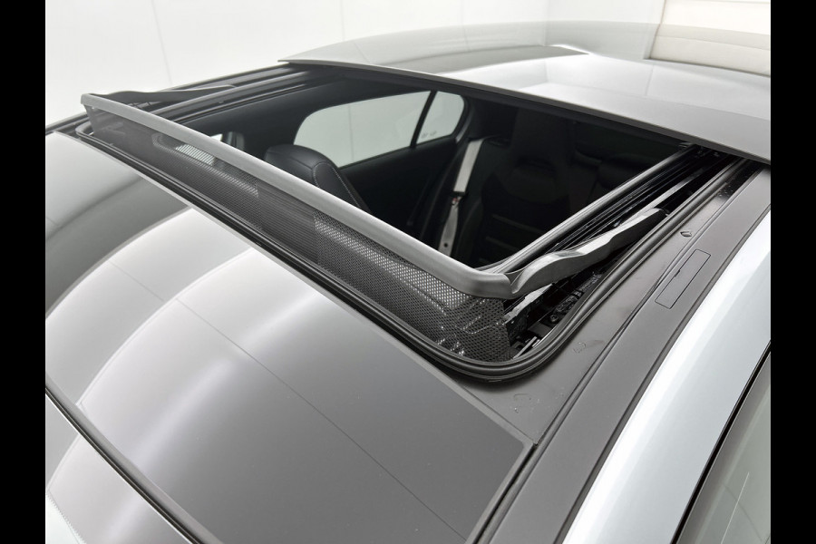 Mercedes-Benz A-Klasse 250 e 140 Year Edition | Premium Plus | Parkeerpakket | Panoramaschuifdak | 360° camera | Burmester surround sound system | 19 inch multispaaks lichtmetalen AMG-velgen |