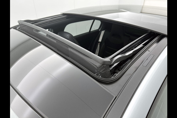 Mercedes-Benz A-Klasse 250 e 140 Year Edition | Premium Plus | Parkeerpakket | Panoramaschuifdak | 360° camera | Burmester surround sound system | 19 inch multispaaks lichtmetalen AMG-velgen |