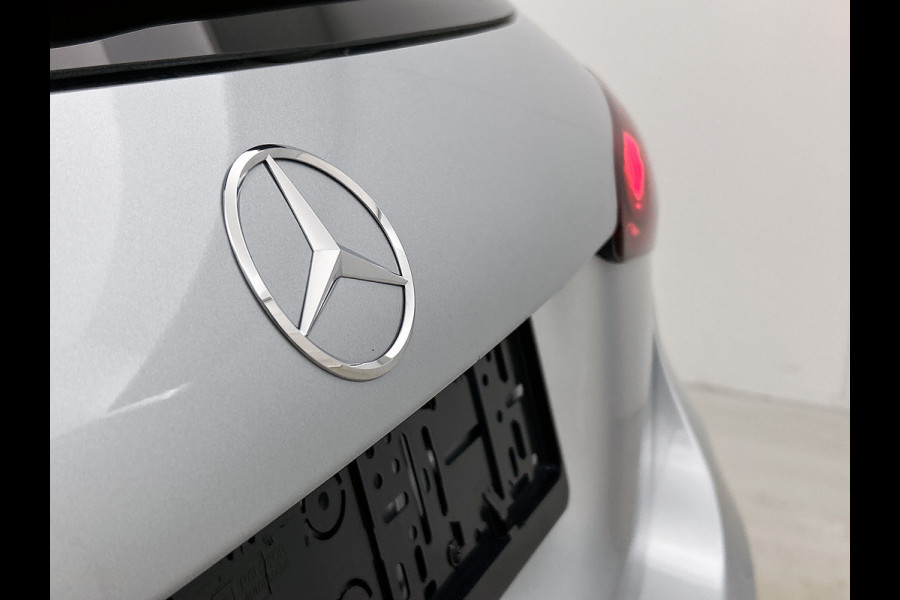 Mercedes-Benz A-Klasse 250 e 140 Year Edition | Premium Plus | Parkeerpakket | Panoramaschuifdak | 360° camera | Burmester surround sound system | 19 inch multispaaks lichtmetalen AMG-velgen |