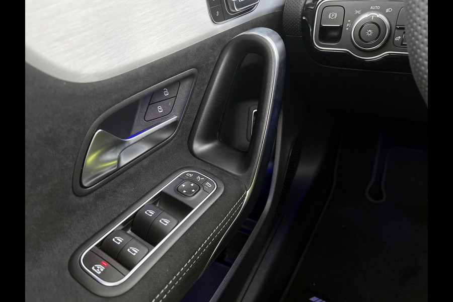 Mercedes-Benz A-Klasse 250 e 140 Year Edition | Premium Plus | Parkeerpakket | Panoramaschuifdak | 360° camera | Burmester surround sound system | 19 inch multispaaks lichtmetalen AMG-velgen |