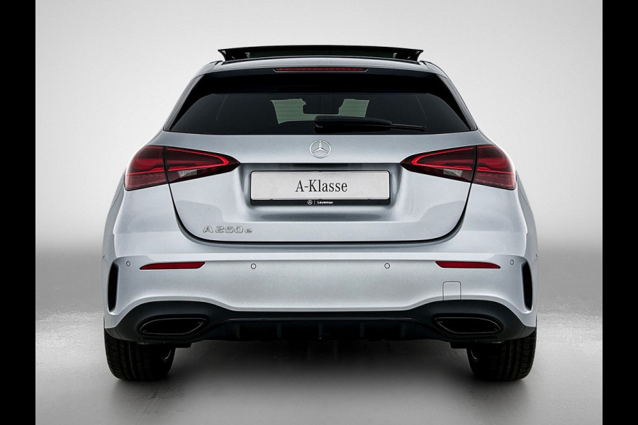 Mercedes-Benz A-Klasse 250 e 140 Year Edition | Premium Plus | Parkeerpakket | Panoramaschuifdak | 360° camera | Burmester surround sound system | 19 inch multispaaks lichtmetalen AMG-velgen |