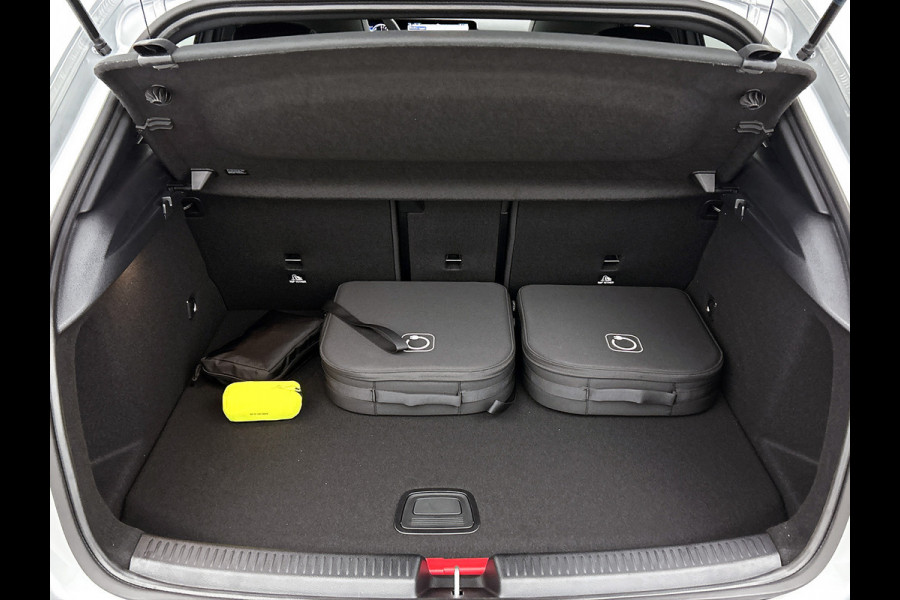 Mercedes-Benz A-Klasse 250 e 140 Year Edition | Premium Plus | Parkeerpakket | Panoramaschuifdak | 360° camera | Burmester surround sound system | 19 inch multispaaks lichtmetalen AMG-velgen |