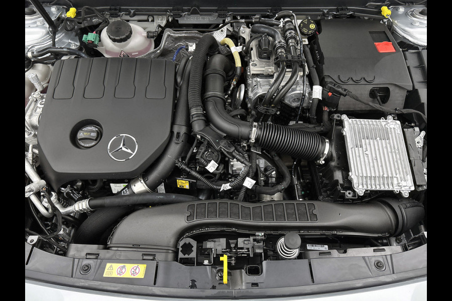 Mercedes-Benz A-Klasse 250 e 140 Year Edition | Premium Plus | Parkeerpakket | Panoramaschuifdak | 360° camera | Burmester surround sound system | 19 inch multispaaks lichtmetalen AMG-velgen |