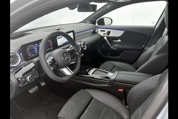 Mercedes-Benz A-Klasse 250 e 140 Year Edition | Premium Plus | Parkeerpakket | Panoramaschuifdak | 360° camera | Burmester surround sound system | 19 inch multispaaks lichtmetalen AMG-velgen |