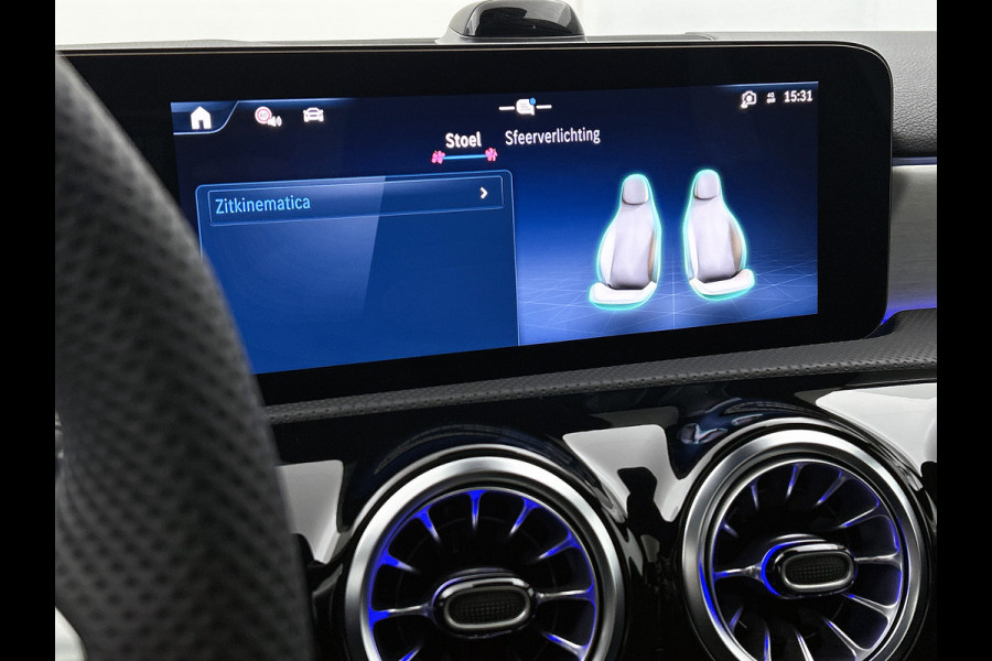 Mercedes-Benz A-Klasse 250 e 140 Year Edition | Premium Plus | Parkeerpakket | Panoramaschuifdak | 360° camera | Burmester surround sound system | 19 inch multispaaks lichtmetalen AMG-velgen |