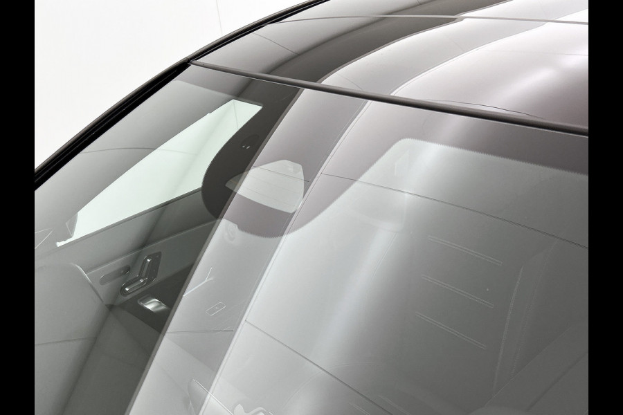 Mercedes-Benz A-Klasse 250 e 140 Year Edition | Premium Plus | Parkeerpakket | Panoramaschuifdak | 360° camera | Burmester surround sound system | 19 inch multispaaks lichtmetalen AMG-velgen |