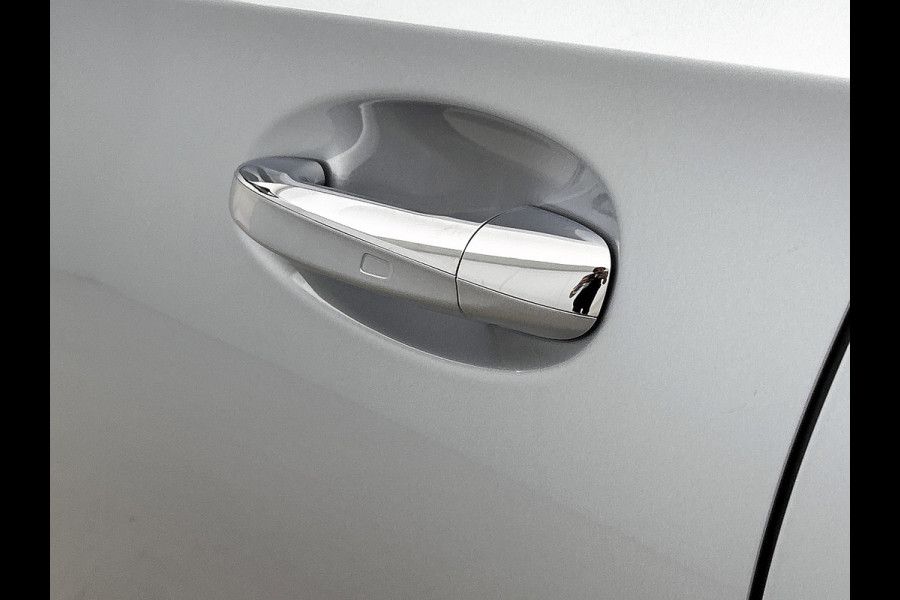 Mercedes-Benz A-Klasse 250 e 140 Year Edition | Premium Plus | Parkeerpakket | Panoramaschuifdak | 360° camera | Burmester surround sound system | 19 inch multispaaks lichtmetalen AMG-velgen |