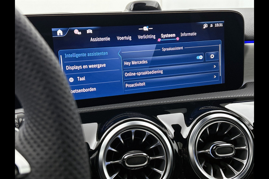 Mercedes-Benz A-Klasse 250 e 140 Year Edition | Premium Plus | Parkeerpakket | Panoramaschuifdak | 360° camera | Burmester surround sound system | 19 inch multispaaks lichtmetalen AMG-velgen |