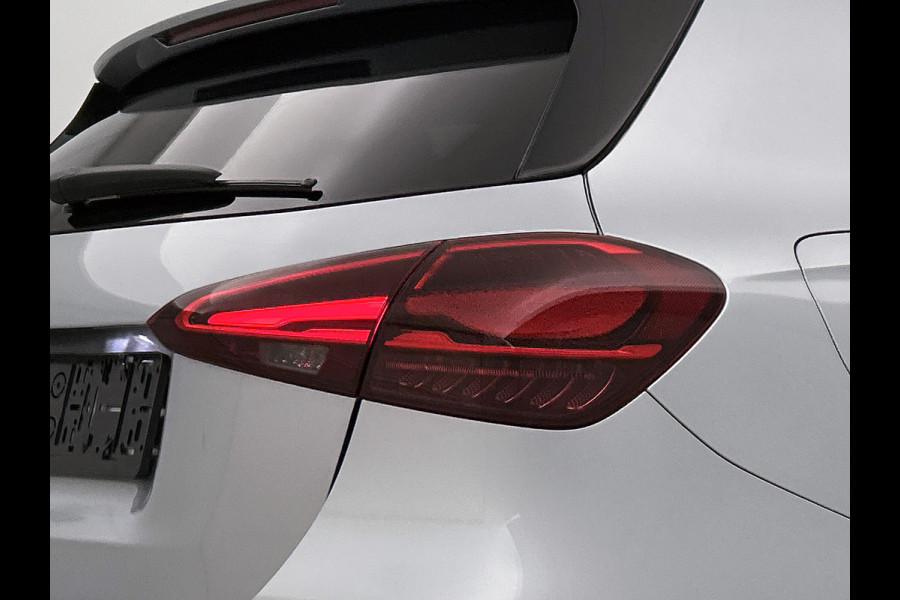 Mercedes-Benz A-Klasse 250 e 140 Year Edition | Premium Plus | Parkeerpakket | Panoramaschuifdak | 360° camera | Burmester surround sound system | 19 inch multispaaks lichtmetalen AMG-velgen |