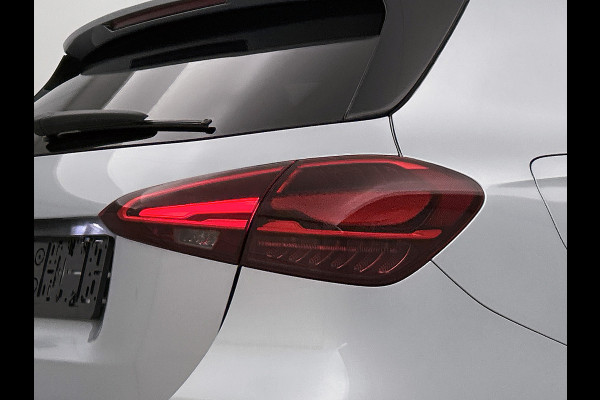 Mercedes-Benz A-Klasse 250 e 140 Year Edition | Premium Plus | Parkeerpakket | Panoramaschuifdak | 360° camera | Burmester surround sound system | 19 inch multispaaks lichtmetalen AMG-velgen |