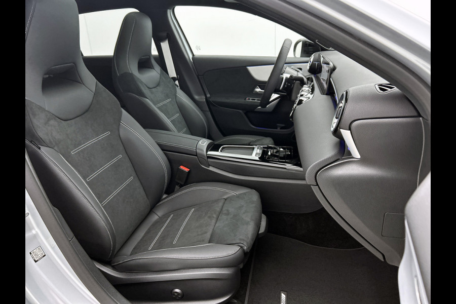 Mercedes-Benz A-Klasse 250 e 140 Year Edition | Premium Plus | Parkeerpakket | Panoramaschuifdak | 360° camera | Burmester surround sound system | 19 inch multispaaks lichtmetalen AMG-velgen |