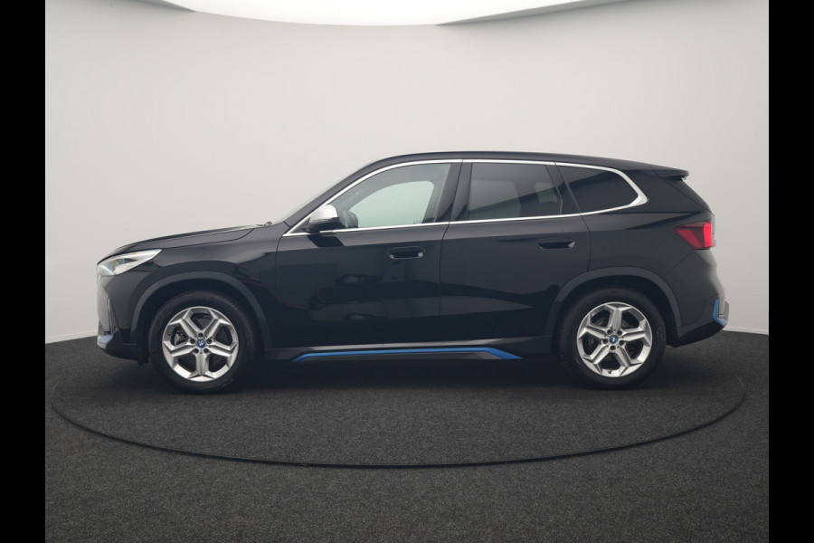 BMW iX1 xDrive30 X Line 67 kWh 313pk Dealer O.H. | Trekhaak Af Fabriek | Adaptive Cruise | Lederen Sportstoelen Massage & Verwarmd | Camera | Adaptief M-onderstel | Blis | Sfeerverlichting | Apple Carplay | Navigatie | DAB |