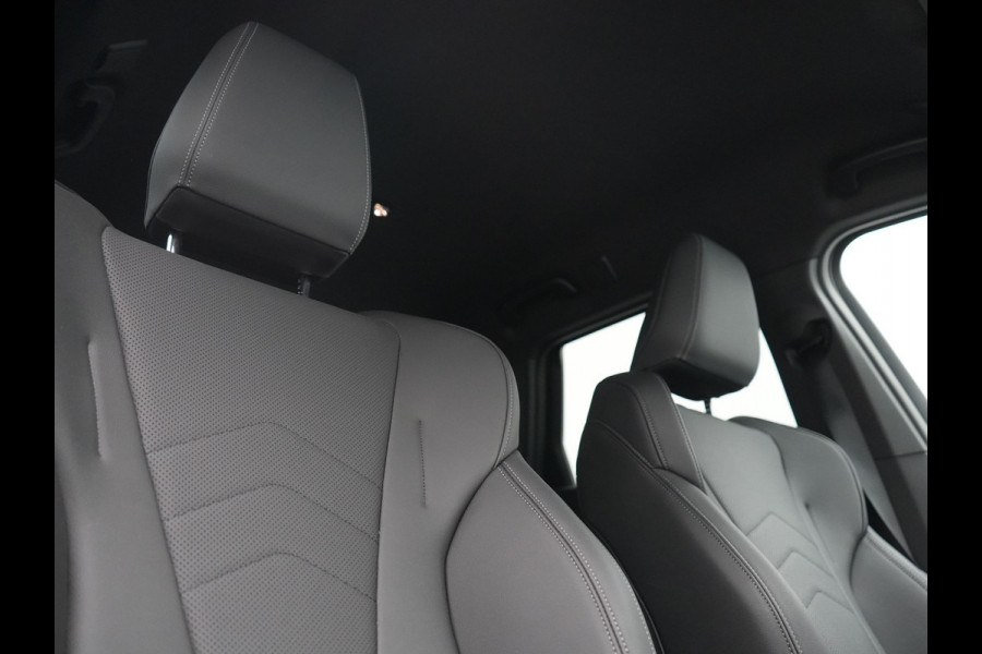 BMW iX1 xDrive30 X Line 67 kWh 313pk Dealer O.H. | Trekhaak Af Fabriek | Adaptive Cruise | Lederen Sportstoelen Massage & Verwarmd | Camera | Adaptief M-onderstel | Blis | Sfeerverlichting | Apple Carplay | Navigatie | DAB |