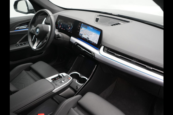 BMW iX1 xDrive30 X Line 67 kWh 313pk Dealer O.H. | Trekhaak Af Fabriek | Adaptive Cruise | Lederen Sportstoelen Massage & Verwarmd | Camera | Adaptief M-onderstel | Blis | Sfeerverlichting | Apple Carplay | Navigatie | DAB |