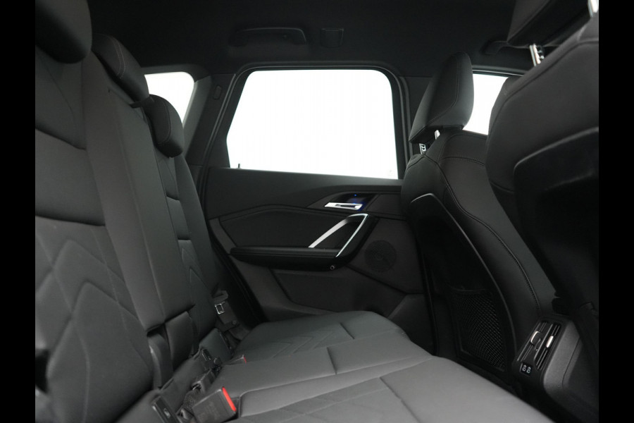 BMW iX1 xDrive30 X Line 67 kWh 313pk Dealer O.H. | Trekhaak Af Fabriek | Adaptive Cruise | Lederen Sportstoelen Massage & Verwarmd | Camera | Adaptief M-onderstel | Blis | Sfeerverlichting | Apple Carplay | Navigatie | DAB |