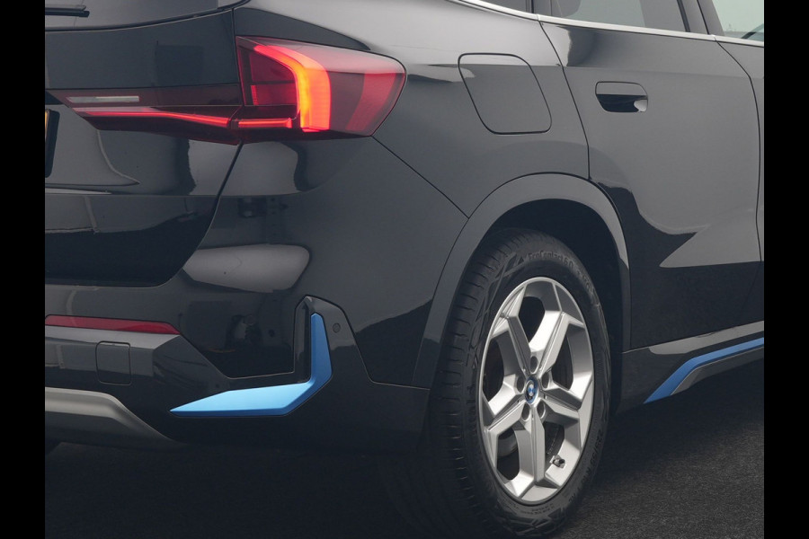 BMW iX1 xDrive30 X Line 67 kWh 313pk Dealer O.H. | Trekhaak Af Fabriek | Adaptive Cruise | Lederen Sportstoelen Massage & Verwarmd | Camera | Adaptief M-onderstel | Blis | Sfeerverlichting | Apple Carplay | Navigatie | DAB |