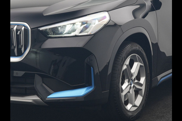 BMW iX1 xDrive30 X Line 67 kWh 313pk Dealer O.H. | Trekhaak Af Fabriek | Adaptive Cruise | Lederen Sportstoelen Massage & Verwarmd | Camera | Adaptief M-onderstel | Blis | Sfeerverlichting | Apple Carplay | Navigatie | DAB |