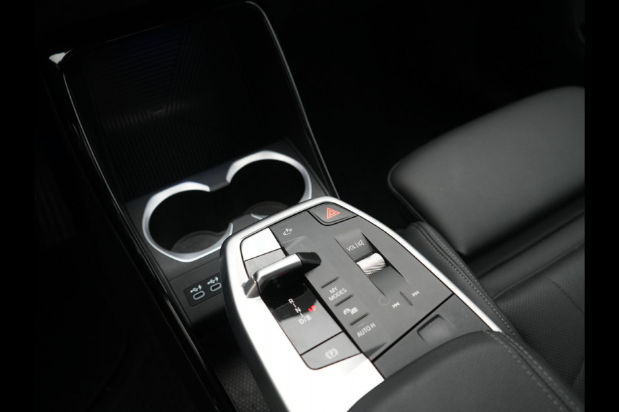 BMW iX1 xDrive30 X Line 67 kWh 313pk Dealer O.H. | Trekhaak Af Fabriek | Adaptive Cruise | Lederen Sportstoelen Massage & Verwarmd | Camera | Adaptief M-onderstel | Blis | Sfeerverlichting | Apple Carplay | Navigatie | DAB |
