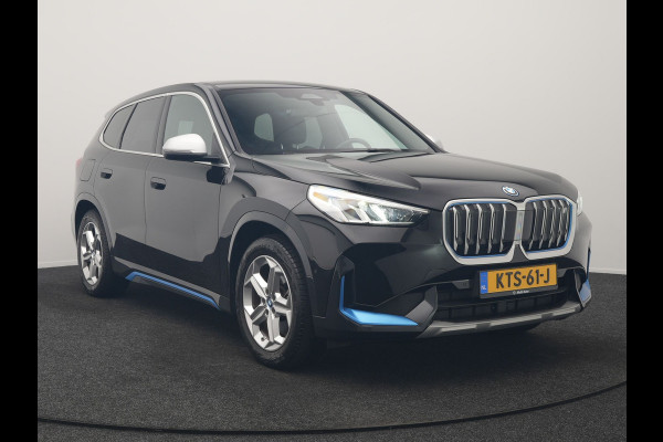 BMW iX1 xDrive30 X Line 67 kWh 313pk Dealer O.H. | Trekhaak Af Fabriek | Adaptive Cruise | Lederen Sportstoelen Massage & Verwarmd | Camera | Adaptief M-onderstel | Blis | Sfeerverlichting | Apple Carplay | Navigatie | DAB |
