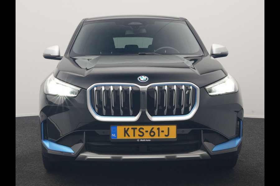 BMW iX1 xDrive30 X Line 67 kWh 313pk Dealer O.H. | Trekhaak Af Fabriek | Adaptive Cruise | Lederen Sportstoelen Massage & Verwarmd | Camera | Adaptief M-onderstel | Blis | Sfeerverlichting | Apple Carplay | Navigatie | DAB |