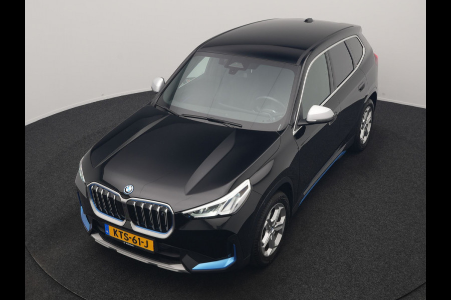 BMW iX1 xDrive30 X Line 67 kWh 313pk Dealer O.H. | Trekhaak Af Fabriek | Adaptive Cruise | Lederen Sportstoelen Massage & Verwarmd | Camera | Adaptief M-onderstel | Blis | Sfeerverlichting | Apple Carplay | Navigatie | DAB |