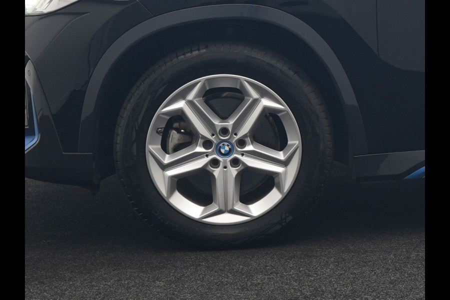 BMW iX1 xDrive30 X Line 67 kWh 313pk Dealer O.H. | Trekhaak Af Fabriek | Adaptive Cruise | Lederen Sportstoelen Massage & Verwarmd | Camera | Adaptief M-onderstel | Blis | Sfeerverlichting | Apple Carplay | Navigatie | DAB |