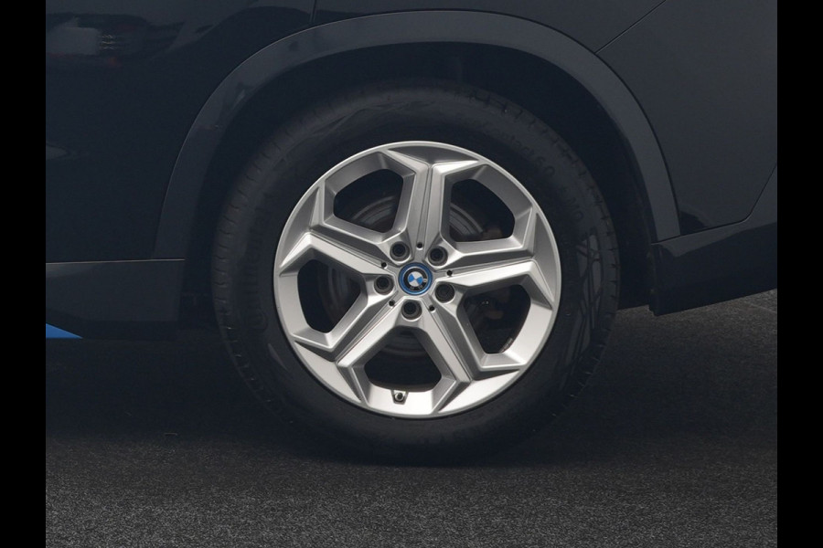 BMW iX1 xDrive30 X Line 67 kWh 313pk Dealer O.H. | Trekhaak Af Fabriek | Adaptive Cruise | Lederen Sportstoelen Massage & Verwarmd | Camera | Adaptief M-onderstel | Blis | Sfeerverlichting | Apple Carplay | Navigatie | DAB |