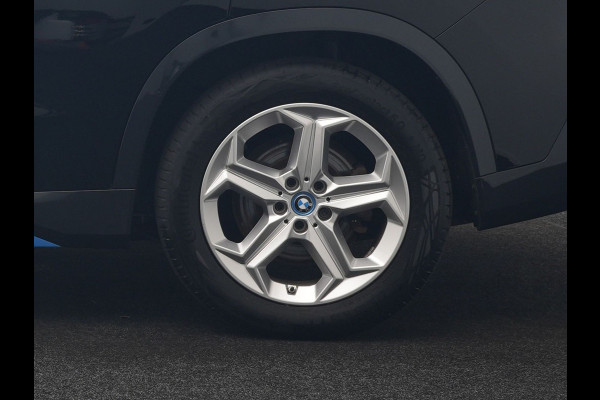 BMW iX1 xDrive30 X Line 67 kWh 313pk Dealer O.H. | Trekhaak Af Fabriek | Adaptive Cruise | Lederen Sportstoelen Massage & Verwarmd | Camera | Adaptief M-onderstel | Blis | Sfeerverlichting | Apple Carplay | Navigatie | DAB |