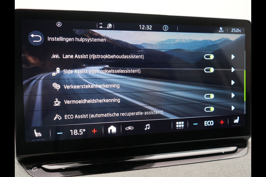 Škoda ENYAQ iV 80 Business Edition Plus 204pk Dealer O.H. | Adaptive Cruise | Head Up | Camera | Alcantara Sportstoelen Memory & Verwarmd | Warmtepomp | Keyless | Blis | Crystal LED | Stuur Verwarmd | Sfeerverlichting | Apple Carplay | Navigatie |