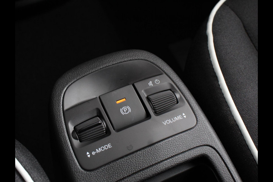 Fiat 500E Berline 42 kWh Automaat Climate control Cruise control Achteruitrijcamera Led Navigatie Apple Carplay/ Android Auto Lichtmetalen velgen Stoelverwarming