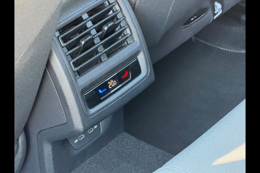 Volkswagen Golf 1.5 TSI STYLE 150PK Business Carplay /massage enz 1e eig