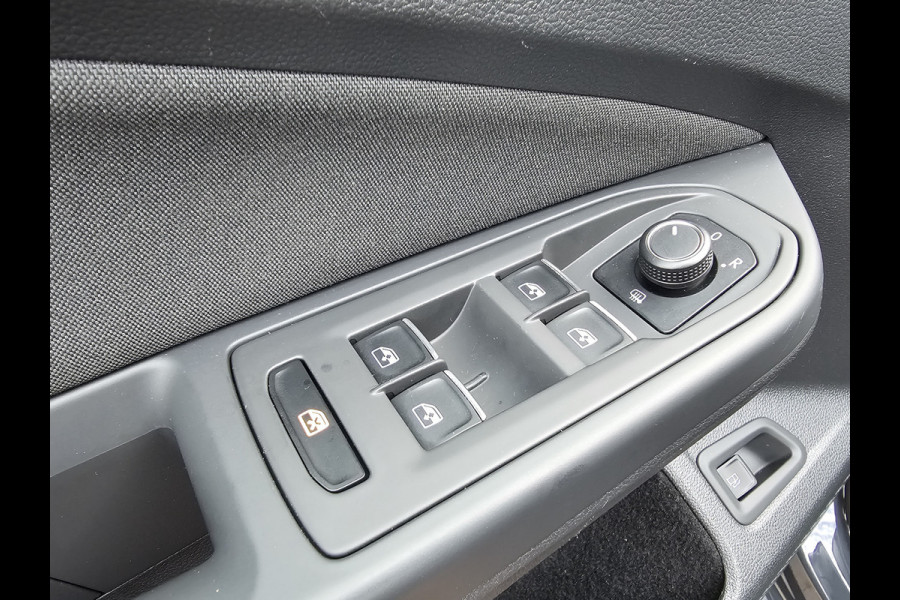 Volkswagen Golf 1.4 eHybrid GTE | LED | ACC | Sporstoelen | Virtual | Navi | App-connect | All-seasons |