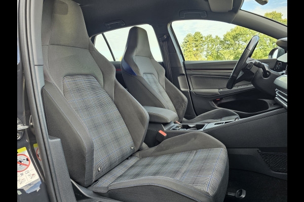 Volkswagen Golf 1.4 eHybrid GTE | LED | ACC | Sporstoelen | Virtual | Navi | App-connect | All-seasons |