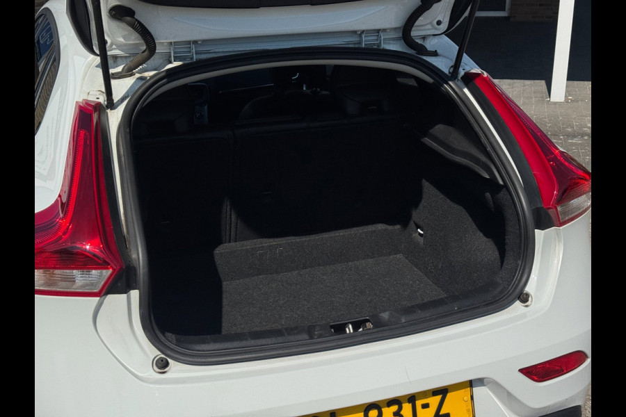 Volvo V40 1.5 T2 Nordic+ | Carplay/Android, Cruise, Stoelverw., Leder, Clima, Trekhaak | |