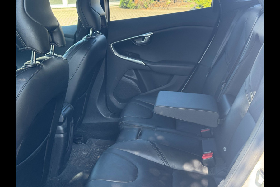 Volvo V40 1.5 T2 Nordic+ | Carplay/Android, Cruise, Stoelverw., Leder, Clima, Trekhaak | |