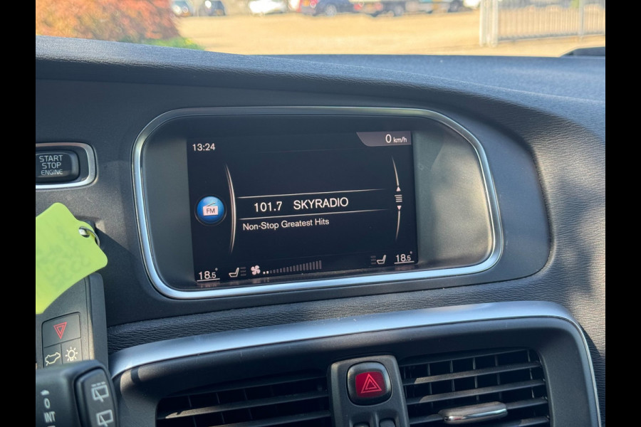 Volvo V40 1.5 T2 Nordic+ | Carplay/Android, Cruise, Stoelverw., Leder, Clima, Trekhaak | |