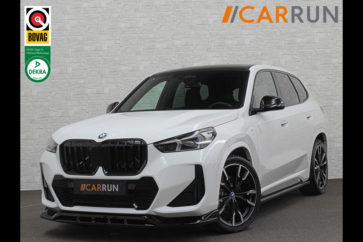 BMW iX1 30 313pk X-Drive M-Sport Performance | Adaptief Led | Sportstoelen | Keyless | 4WD | Adaptieve Cruise en Struurwielverw. voorbereid | Antraciet Hemel | Carplay | Sfeerverlichting | 1200kg Trekgewicht | Camera | Bovag Garantie.