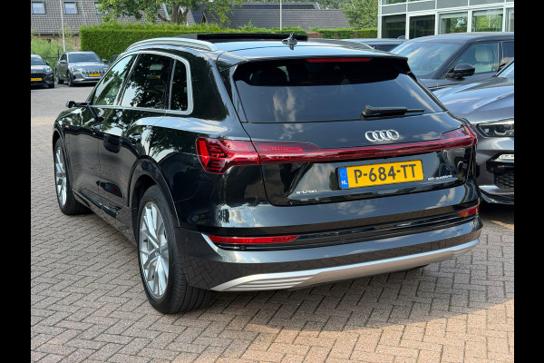Audi e-tron 55 quattro S edition 95 kWh / SoH 94,6% / Panoramadak / 360Camera / Head-up / Luxe Leder / Luchtvering / 21'' / B&O / Softclose / Matrix LED / CarPlay / Dodehoek / DAB / ACC / Stoelmassage+Ventilatie