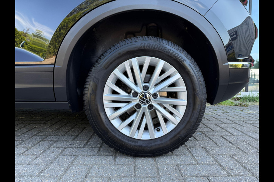 Volkswagen T-Roc 1.0 TSI Style Business - Navi - Airco - Parkeerhulp - Org.NL