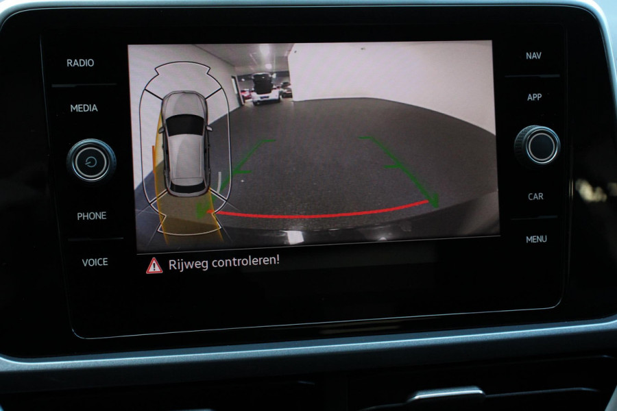 Volkswagen T-Roc 1.5 TSI DSG Style Navigatie Wireless App connect Adaptive Cruise Control Park Assist Camera Parkeersensoren IQ Drive pakket Stoel- en stuurwielverwarming Virtual cockpit Elektrische achterklep Full LED koplampen